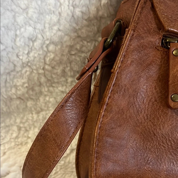 b.o.c. Brown Leather Crossbody Bag with Vintage Appeal - Picture 13 of 16
